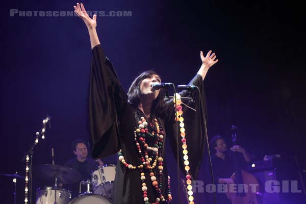 SARAH BLASKO - 2010-12-04 - PARIS - Cafe de la Danse - 